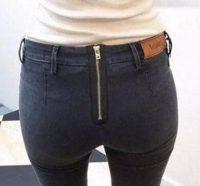 我要不要提醒她裤子穿反了器物gif搞笑图片