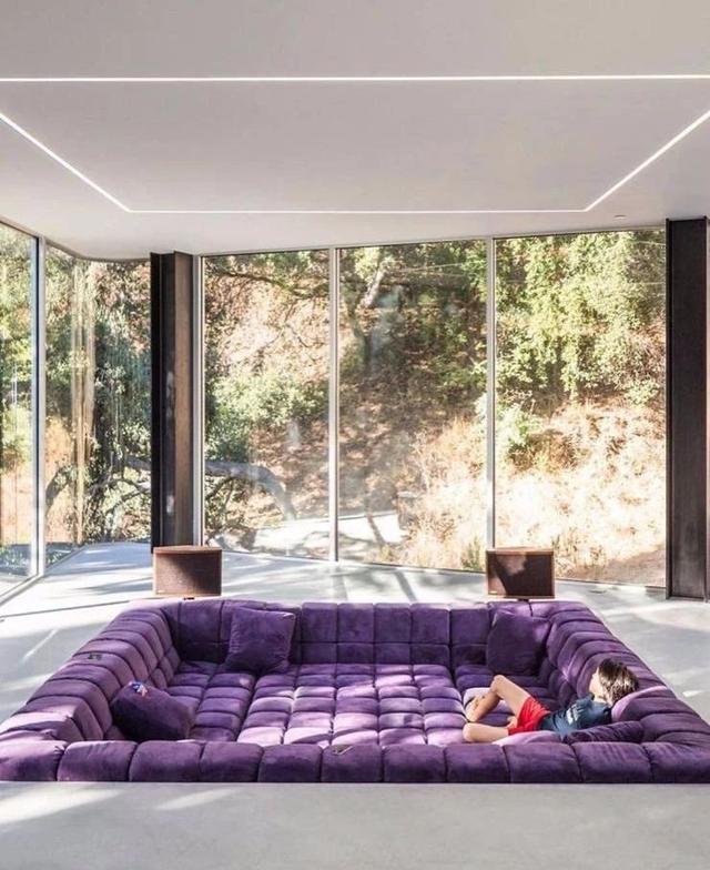 现实中，这种沙发一定很臭，脚气味重器物gif搞笑图片