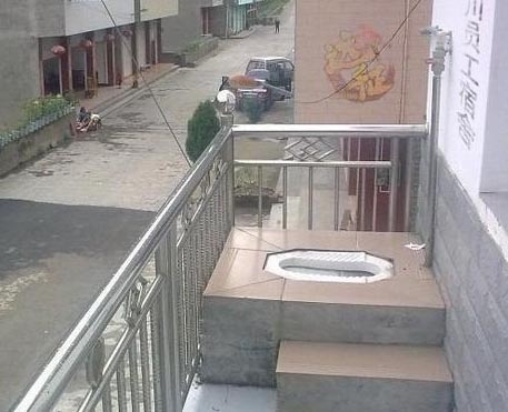 这厕所让人泪流满面器物gif搞笑图片