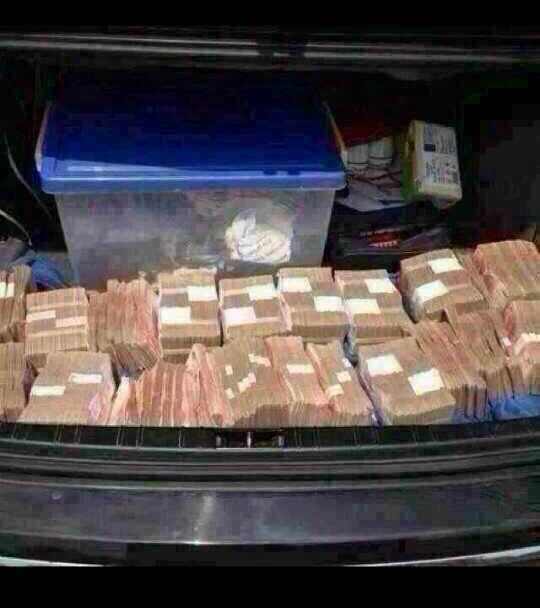 朋友叫我去后备箱拿酒，一打开后备箱，我吓尿了器物gif搞笑图片