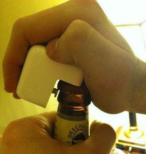 原来苹果充电器也可以开瓶盖器物gif搞笑图片