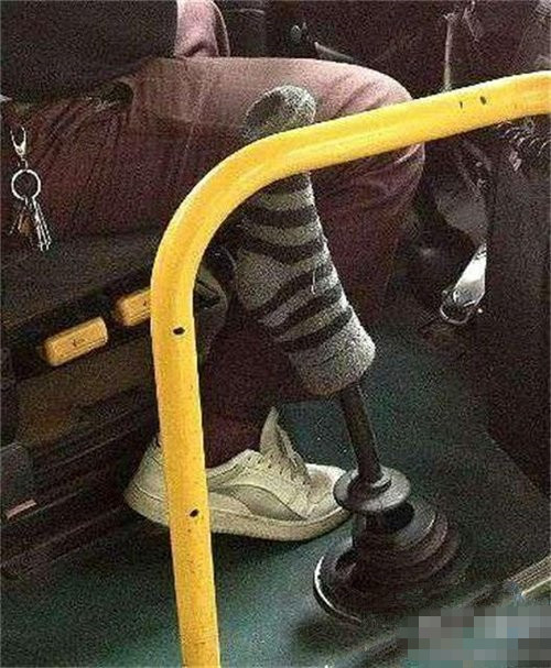 公交司机的档位套好特别啊器物gif搞笑图片