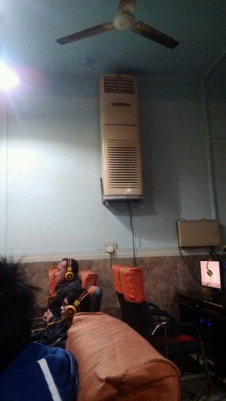 挂式空调？这家网吧里有啊~器物gif搞笑图片