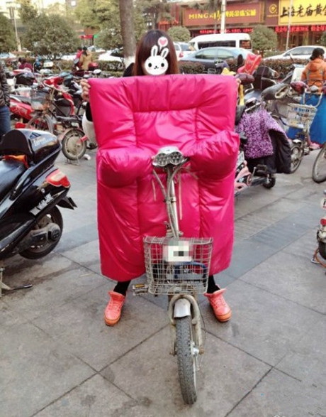 冬天电动车的挡风神器器物gif搞笑图片