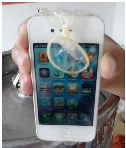 游泳池里偷拍妹纸的利器器物gif搞笑图片