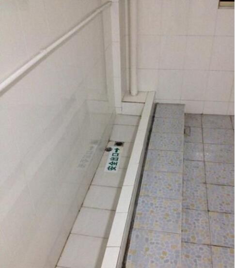 这出口看起来一点也不安全啊器物gif搞笑图片