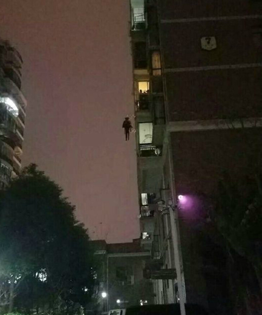 尼玛，谁教你这样晾衣服的？器物gif搞笑图片