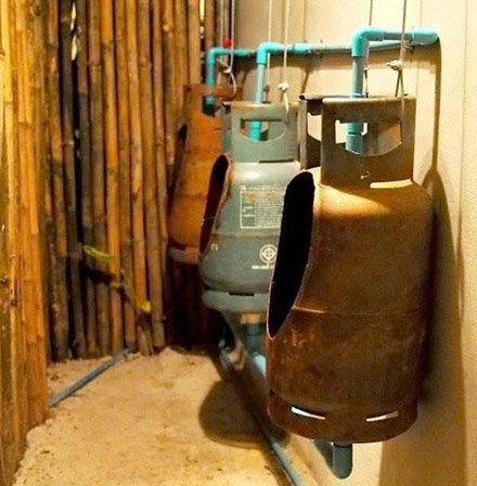 如果撒尿的时候液化气罐子爆了可咋办啊？器物gif搞笑图片