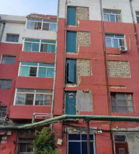 如果不小心开了门咋办器物gif搞笑图片