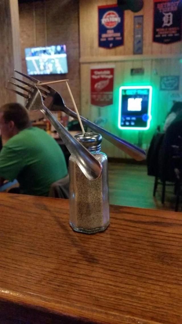 这个人应该到哪都不会无聊器物gif搞笑图片