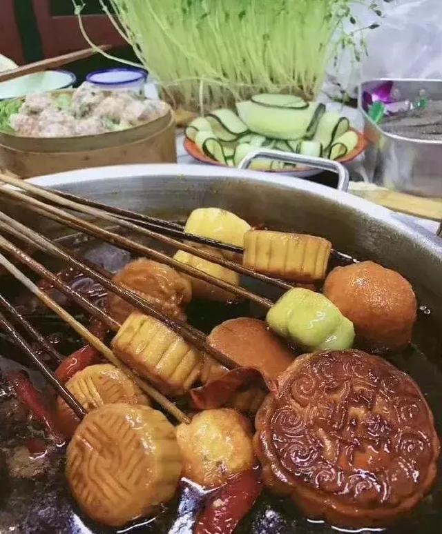 中秋来了，请大家吃月饼器物gif搞笑图片