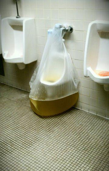 厕所尿池漏水怎么办？器物gif搞笑图片