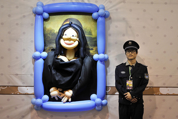 被玩坏的蒙娜丽莎器物gif搞笑图片