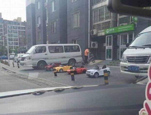 四位大人物在里面器物gif搞笑图片