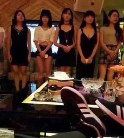 看看看我新买的阿迪鞋子怎么样器物gif搞笑图片