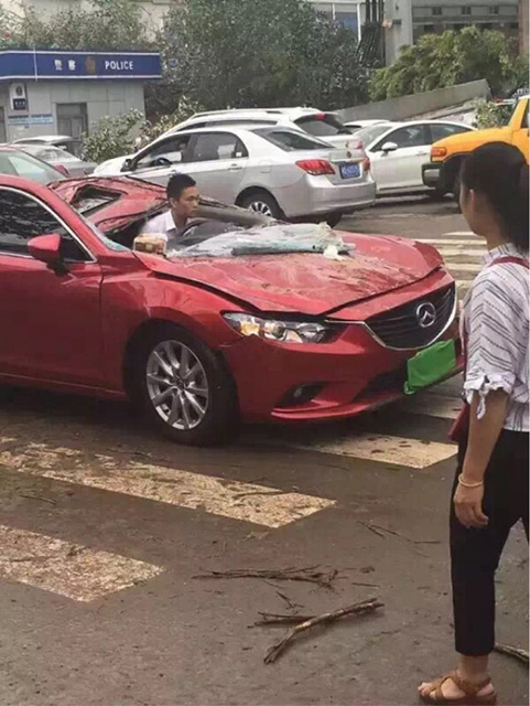 台风过后，生生开出跑车的感觉来器物gif搞笑图片