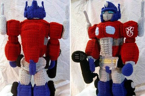 天冷，给变形金刚织了件毛衣器物gif搞笑图片