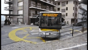 公交掉头机器物gif搞笑图片