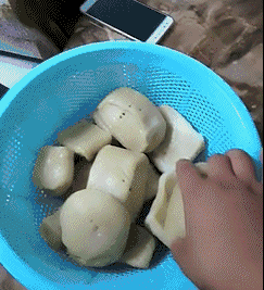 媳妇晚上蒸的馒头，牙差点嘎嘣掉器物gif搞笑图片