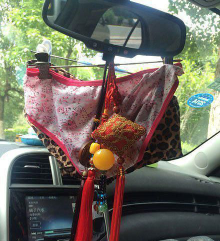 你车上的挂坠也太有个性了器物gif搞笑图片