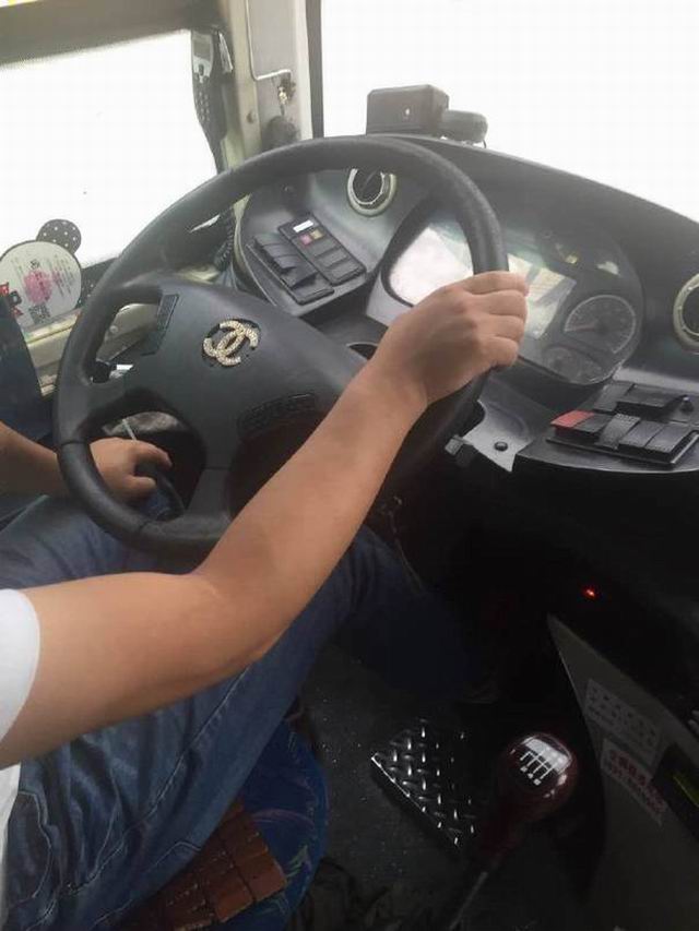 这公交车司机一看就是个讲究人器物gif搞笑图片