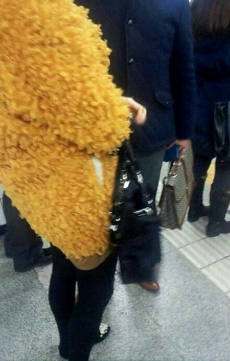 姑娘这衣服总有种似曾相识的赶脚，怎么怎么突然想喝可乐了呢器物gif搞笑图片