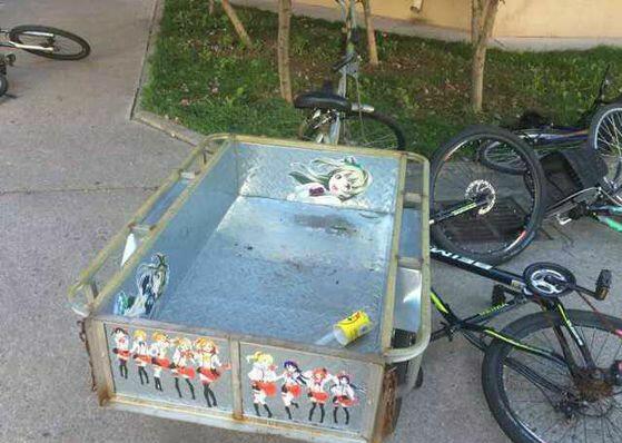 旁边的车都给这痛三轮跪了器物gif搞笑图片