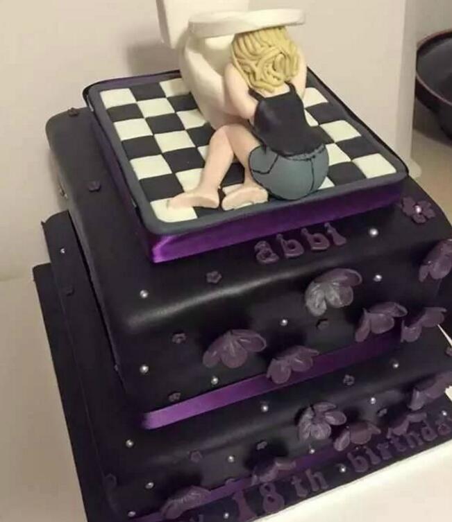 女儿醉在马桶上的样子被老妈拍下，并且做成了18岁生日蛋糕器物gif搞笑图片