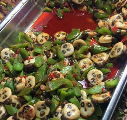 看起来感觉像熊猫在吃着吃着竹子惨遭屠杀器物gif搞笑图片