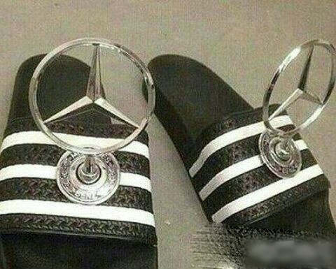 哥的拖鞋，都透露出壕的气息。。。器物gif搞笑图片