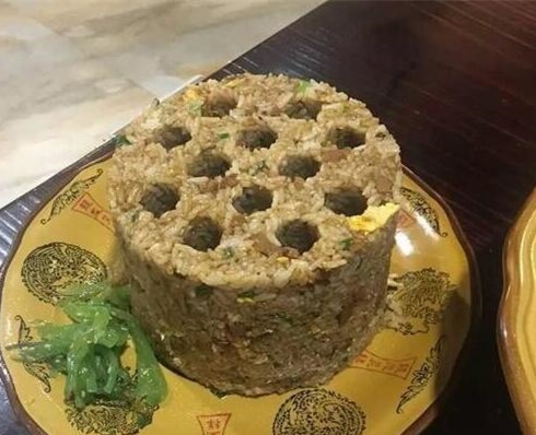 公司聚餐，吃饭时放了一份蜂窝煤在桌子上。菜是好菜，只是担心他怎么制作的器物gif搞笑图片