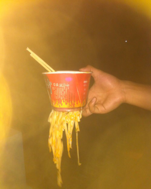 坑爹的泡面盒子器物gif搞笑图片