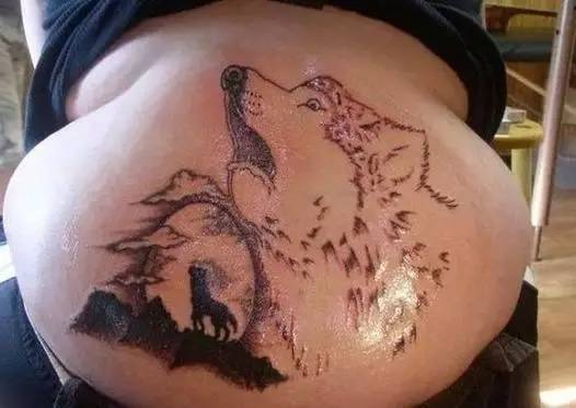 哥们身上纹了只狼，胖了之后成了二哈~器物gif搞笑图片