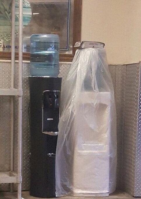 这两个饮水机看上去好像刚刚结婚器物gif搞笑图片