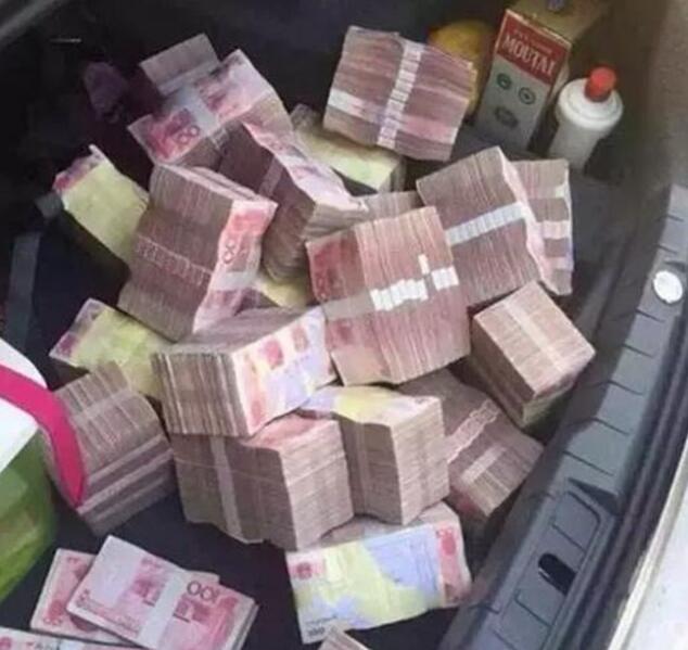 后备箱有点乱器物gif搞笑图片