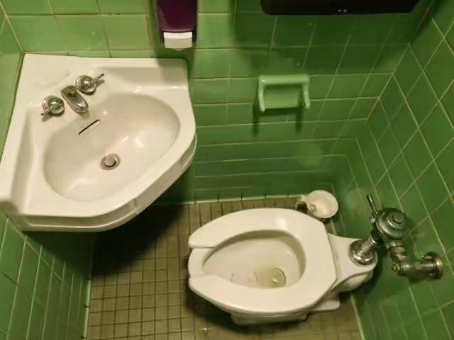 呃，这是要我边拉边洗手吗？器物gif搞笑图片