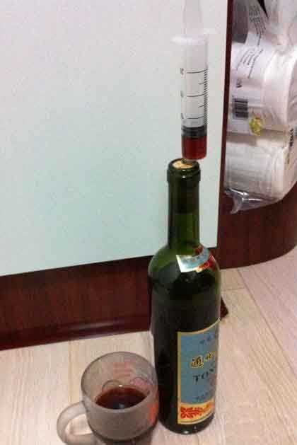 喝红酒没有开瓶器。。。器物gif搞笑图片