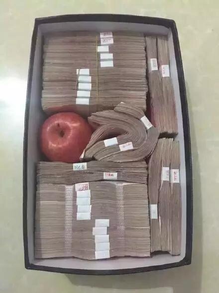 平安夜，谁送的？我生气了，把我当什么人了。苹果赶紧拿回去。这明明可以放2捆的，放什么苹果！器物gif搞笑图片