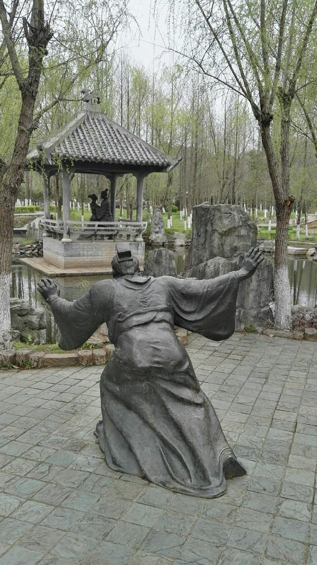 绿帽社知名来稿，凤仪亭塑像器物gif搞笑图片