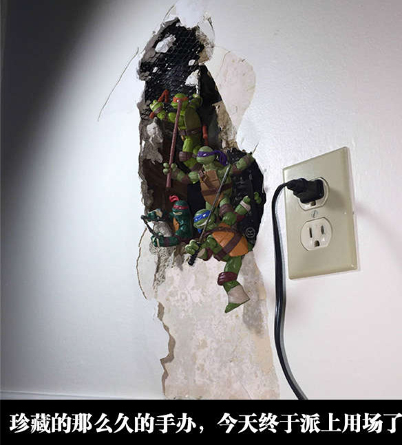 网友家的墙坏了，为了让整体看起来和谐点，他就把手办摆了上去器物gif搞笑图片