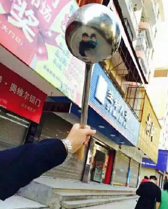 新买的自拍杆，不锈钢的器物gif搞笑图片