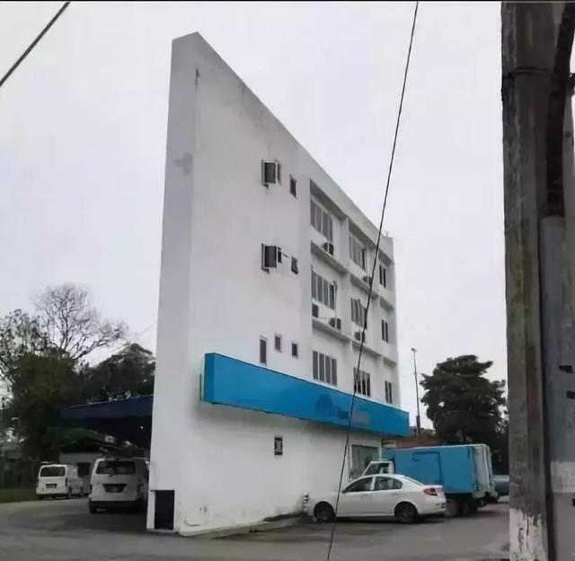 老板说停这里最安全器物gif搞笑图片