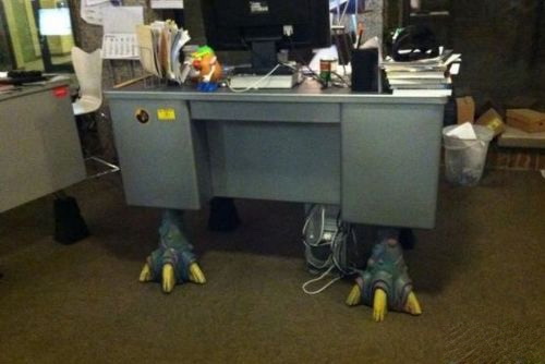 这办公桌的脚总让我觉得它会跑掉器物gif搞笑图片