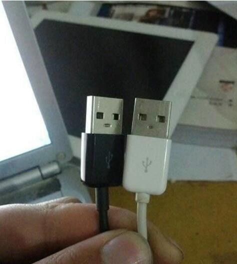 今天才注意到数据线上的这对情侣器物gif搞笑图片