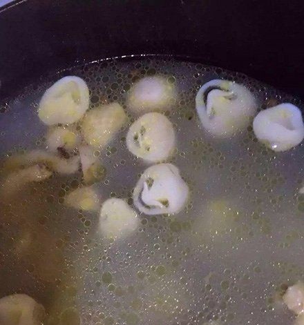 炖了锅诡异的汤器物gif搞笑图片