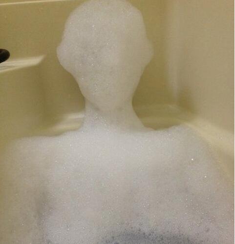 给自己造了个男票，陪着一起洗澡器物gif搞笑图片