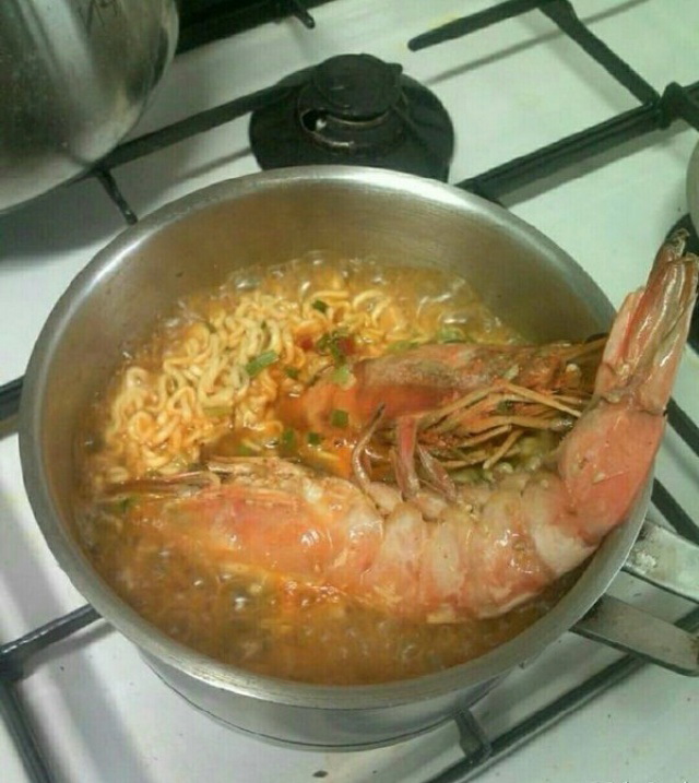 大半夜的，只有方便面充饥了器物gif搞笑图片