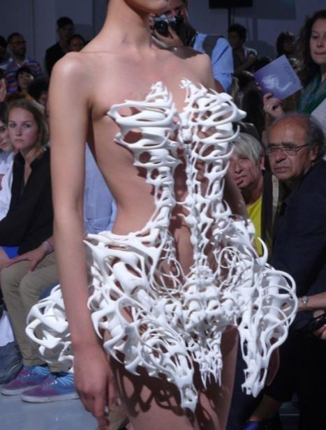 妹子为艺术做了很大牺牲啊器物gif搞笑图片