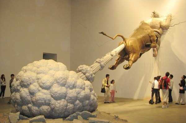 超级狂野的铁牛放屁器物gif搞笑图片