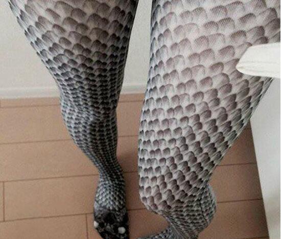 蛇皮丝袜，吓退色狼堪比腿毛丝袜器物gif搞笑图片